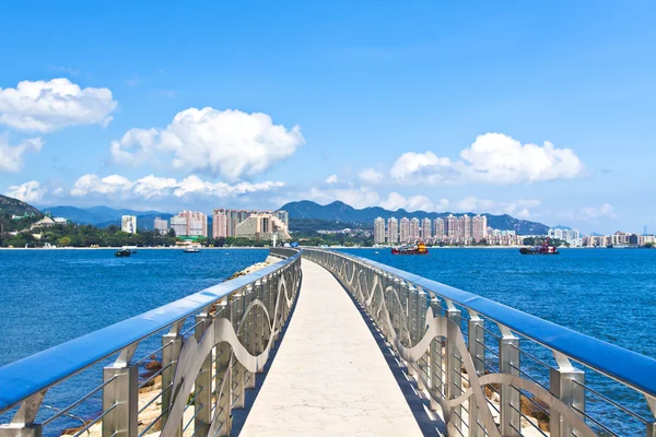 Passerella lungo la costa con skyline di Hong Kong — Foto Stock
