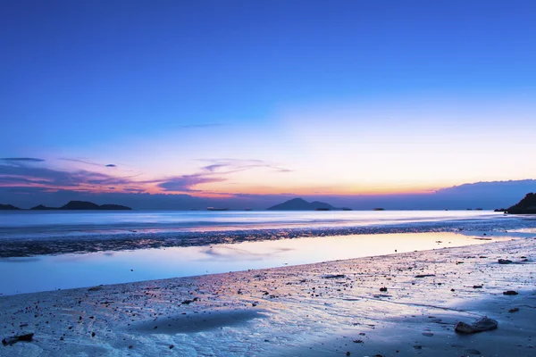 Sonnenuntergang Küste mit Reflexion der Wolken — Stockfoto