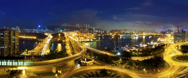 Stad verkeer Nachtscène in hong kong — Stockfoto