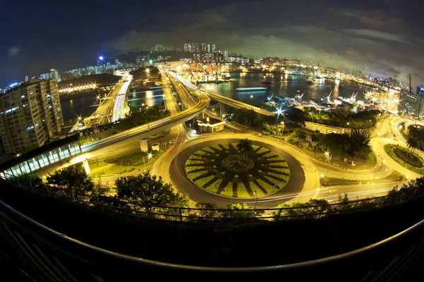 Hong kong nacht verkeer met moderne gebouwen achtergrond — Stockfoto