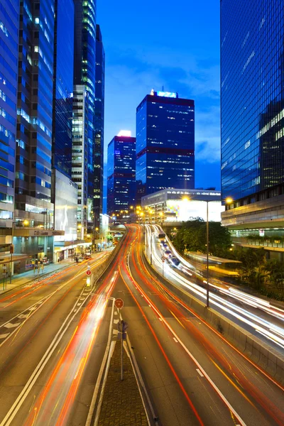 Hong kong på natten, trafikerar i staden. — Stockfoto