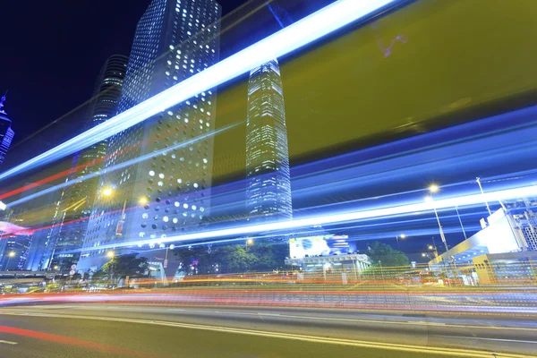 Verkeer met randonscherpte licht door stad bij nacht — Stockfoto