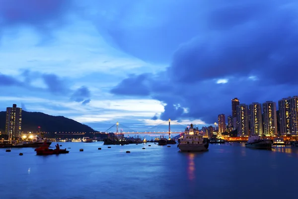在晚上香港桥和公寓块 — 图库照片