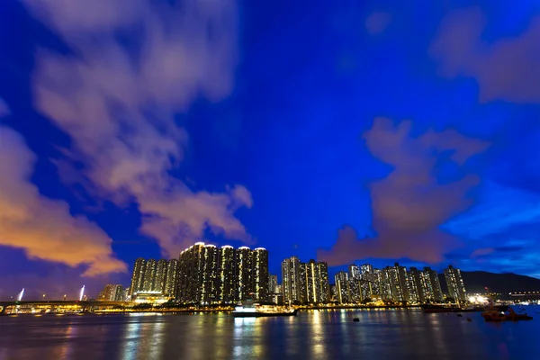 Многоэтажки Гонконга по ночам — стоковое фото