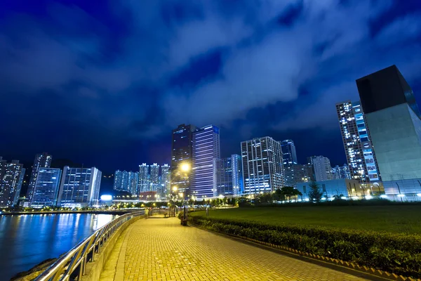 Hong Kong immeubles d'appartements la nuit — Photo