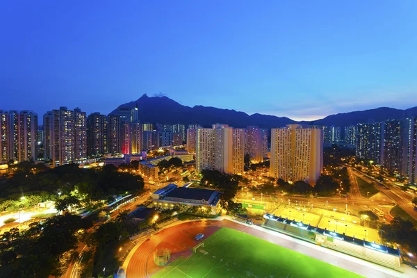 Coucher de soleil à Hong Kong avec des bâtiments bondés fond — Photo