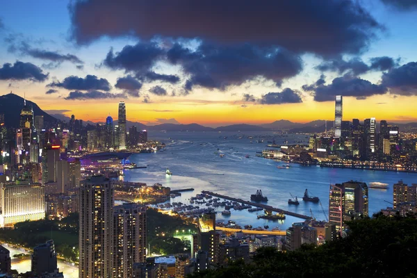 Günbatımında Hong Kong ufuk çizgisi — Stok fotoğraf