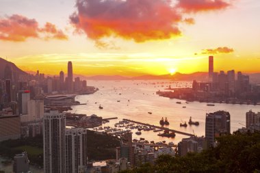 Hong kong şehir merkezinde gün batımında