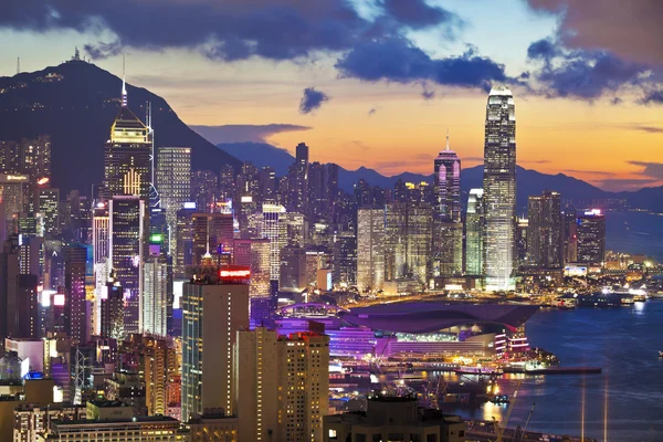 Hong kong solnedgången med kontorsbyggnader — Stockfoto