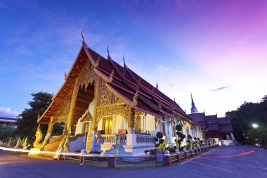 Wat Phra Singh tapınağı gün batımında Chiang Mai, Tayland.