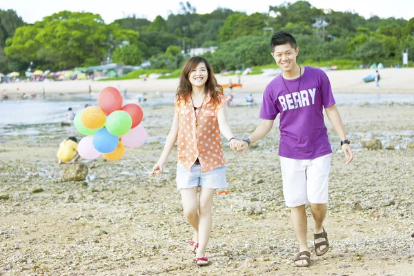 Happy asian couple at beach — Stock Photo, Image