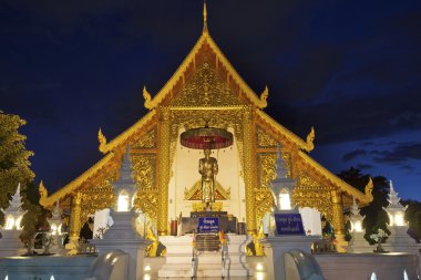 Wat Phra Singh tapınağı gece Chiang Mai, Tayland.