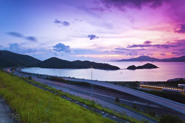 Trafik highway i hong kong i solnedgången — Stockfoto