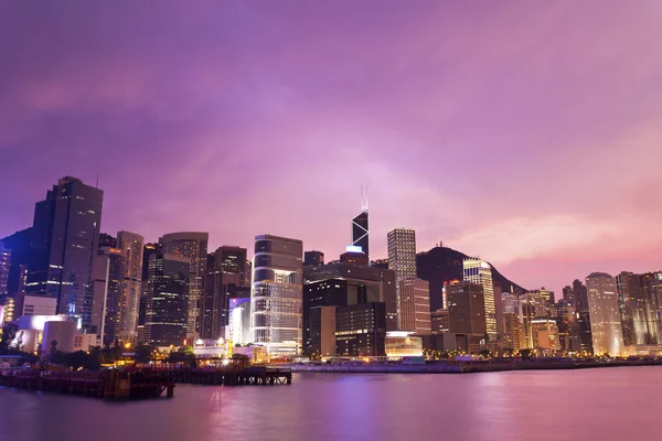 Puesta de sol en Hong Kong con edificios de oficinas de fondo —  Fotos de Stock