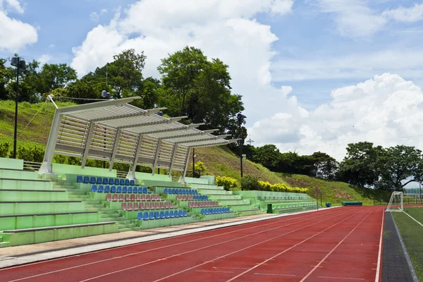 Стадион с беговой дорожкой — стоковое фото