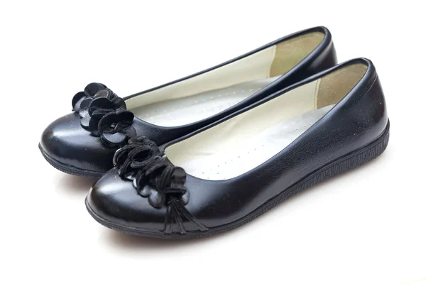 Чорні жіночі туфлі на білому тлі — стокове фото