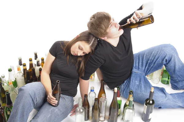 Zwei Jugendliche beim Trinken — Stok fotoğraf