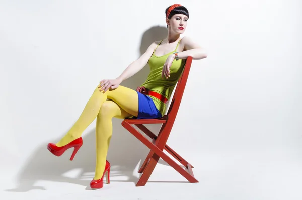 Renkli giysiler giyen genç kadın — Stok fotoğraf