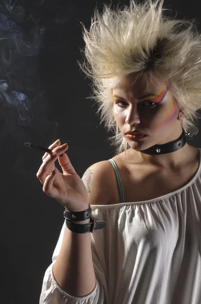 Kvinde punk teenager rygning - Stock-foto