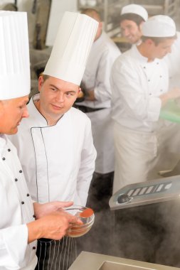 profesyonel mutfak şef aşçı eklemek baharat gıda
