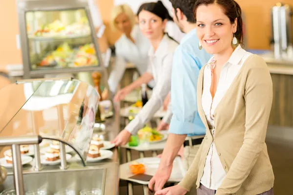Affärskvinna ta cafeteria lunch leende — Stockfoto
