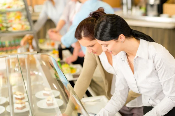 Cafeteria Mittagessen zwei Bürofrauen wählen Essen — Stockfoto