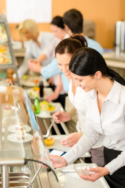 Cafeteria Mittagessen zwei Bürofrauen wählen Essen — Stockfoto