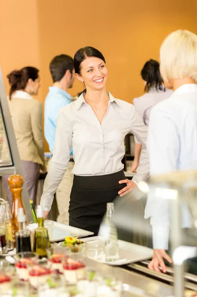 Cafeteria lunch office kvinnor chatt servering kö — Stockfoto