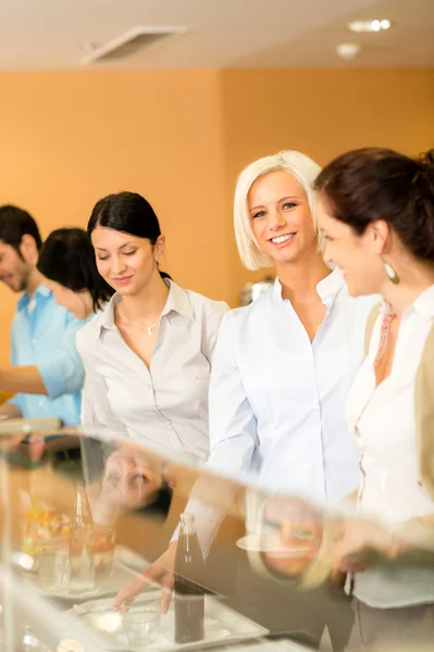 Geschäftsfrau nimmt lächelnd das Mittagessen in der Kantine ein — Stockfoto