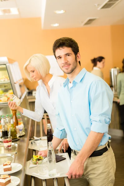 Compañeros de negocios en cafetería con bandeja de servicio — Foto de Stock