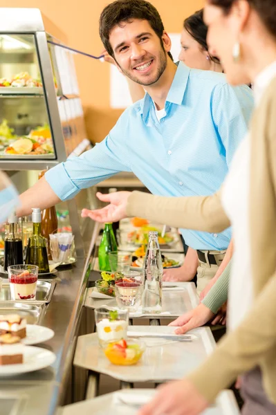 Seleção de sobremesas no buffet de self-service da cafetaria — Fotografia de Stock