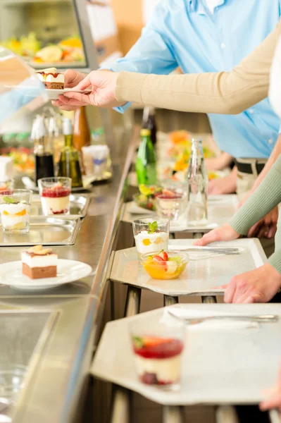 Sobremesa na cantina self-service cafeteria — Fotografia de Stock