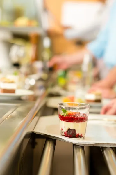 Bos fruit dessert op het bedienen van lade cafetaria — Stockfoto