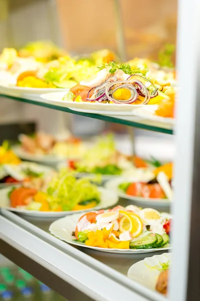 Self-service ontbijtbuffet verse gezonde salade selectie — Stockfoto