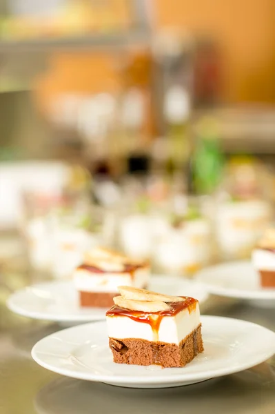 Bananen-Dessert-Kuchenstück auf weißem Teller — Stockfoto