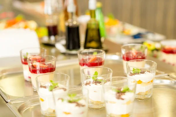 Вершкові чашки десертів на кафетеріях срібного лотка — стокове фото