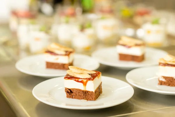 Banaan dessert taart stuk op wit bord — Stockfoto