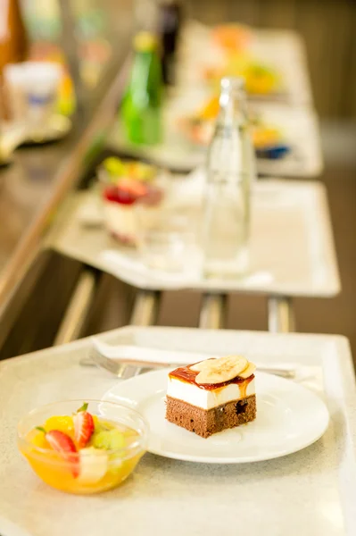 Desserts op het bedienen van lade cafetaria self-service — Stockfoto