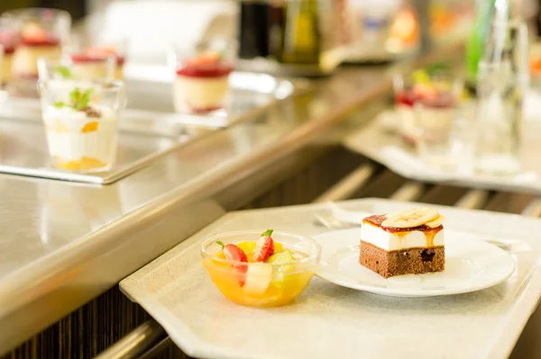 Desserts op het bedienen van lade cafetaria self-service — Stockfoto