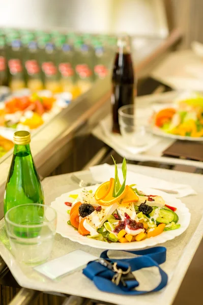 Cantina que serve bandeja comida saudável salada fresca — Fotografia de Stock