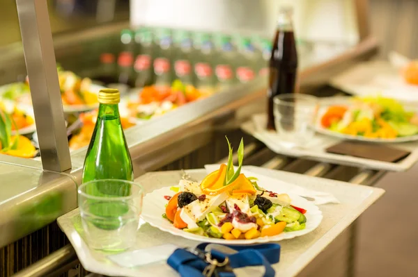 Cantina que serve bandeja comida saudável salada fresca — Fotografia de Stock