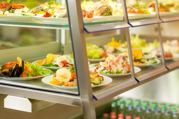 Bufet samoobslužnou displej potravin čerstvý salát — Stock fotografie