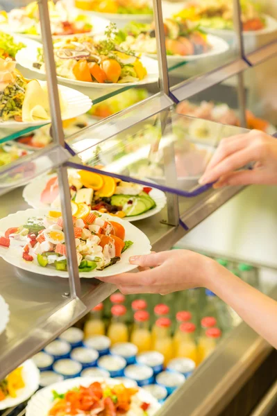 Önkiszolgáló étkezde kijelző friss saláta büfé — Stock Fotó