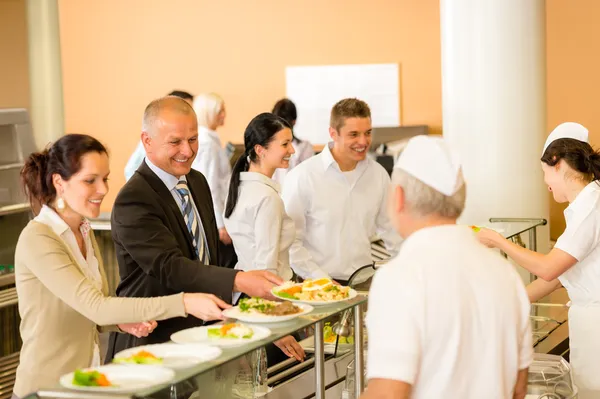 Business kollegor Kocken serverar lunch canteen mat — Stockfoto