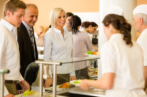 Geschäftskollegen kochen und servieren Mensa-Essen — Stockfoto