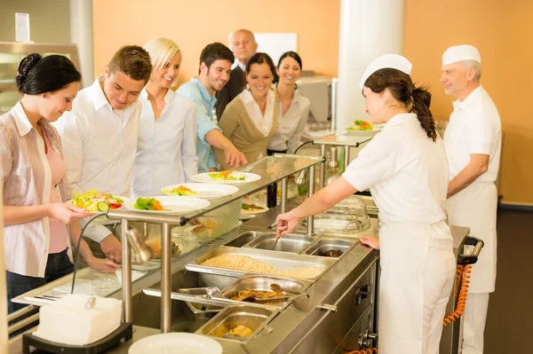 Office kvinna i matsalen Kocken serverar måltider — Stockfoto