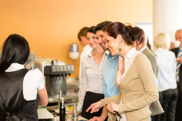 Pagar en la cafetería mujer cajero servir a la mujer —  Fotos de Stock