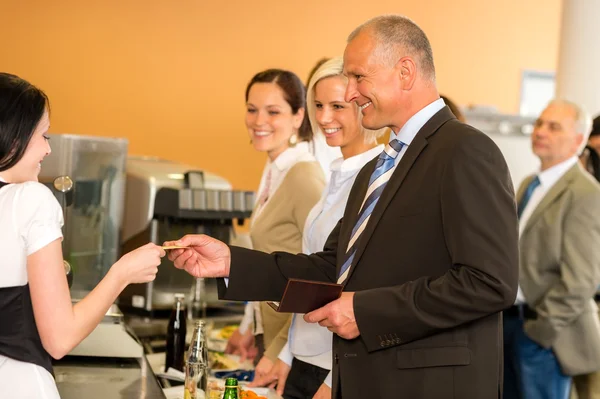 Cafeteria affärsman betala av kreditkort kassa — Stockfoto