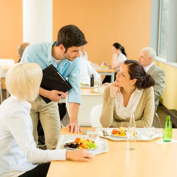 Pranzo pausa ufficio colleghi mangiare insalata caffetteria — Foto Stock