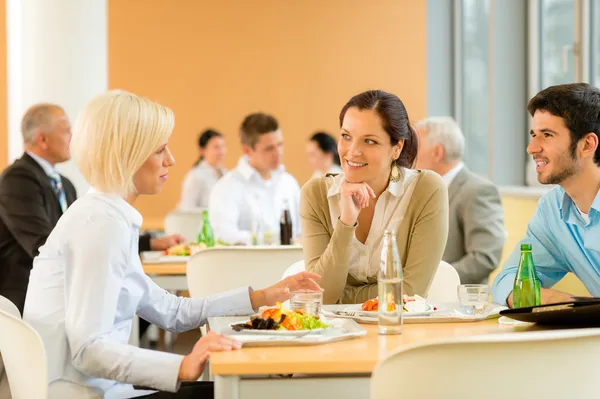 Almoço de cafetaria jovens negócios comem salada — Fotografia de Stock